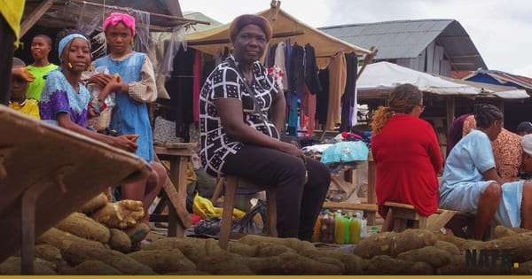 Marché africain avec vendeurs et étals de produits frais