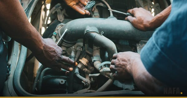 Mains de mécaniciens travaillant sur un moteur de véhicule