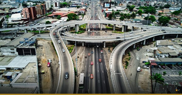 Voie de circulation a Abidjan avec trafic