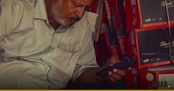 Commerçant émettant une facture électronique sur une tablette dans une boutique