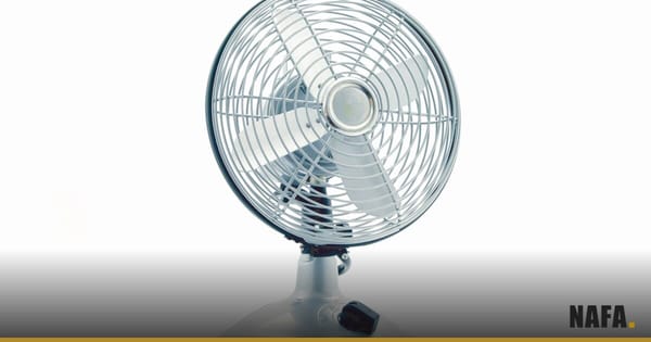 Ventilateur électrique domestique en gros plan, illustration de la consommation d'un appareil au kWh