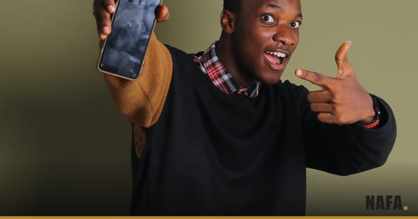 Jeune homme consultant son smartphone en Côte d'Ivoire