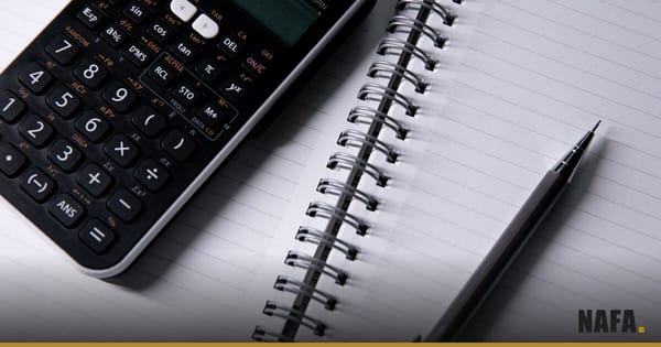 Cahier, calculatrice et stylo pour préparer un budget de trésorerie.