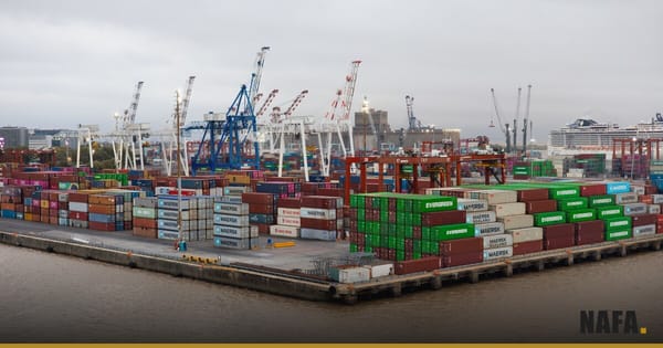 Conteneurs de marchandises empilés près de grues dans un terminal portuaire