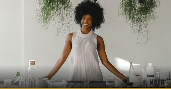Femme entrepreneure souriante dans son atelier de fabrication artisanale