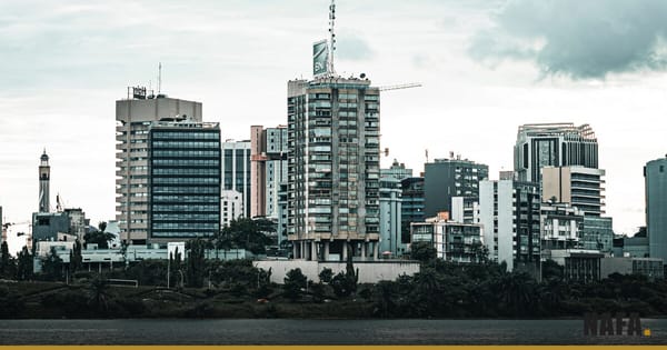 Le Plateau, quartier des affaires d'Abidjan, vu depuis la lagune