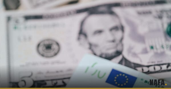Billets de dollars et d'euros mélangés, illustration du taux de change