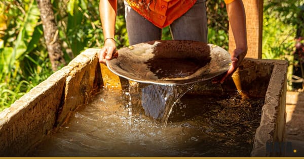 Orpaillage à la batée dans un bac d’eau, illustration du moratoire de six mois sur les autorisations minières en Côte d’Ivoire