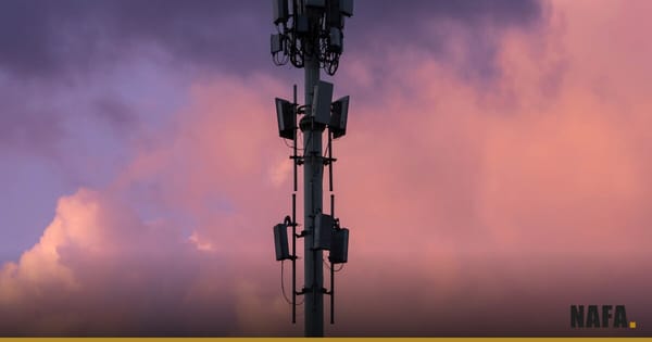 Pylone de telecommunication silhouette sur un ciel de coucher de soleil