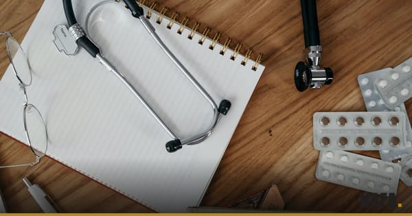 Un stéthoscope posé près d'un carnet pour illustrer le budget santé.