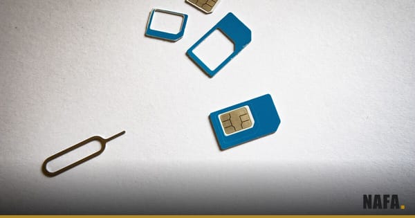 Cartes SIM et outil d'éjection posés sur une surface blanche
