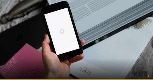 Main tenant un smartphone avec une icône de connexion internet en échec