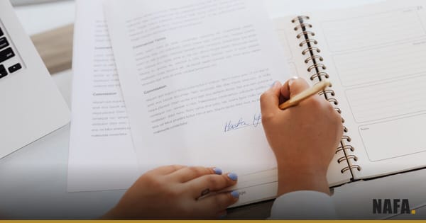 Mains signant un contrat de crédit sur un bureau.