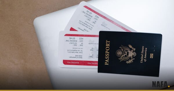 Passeport et cartes d'embarquement posés sur un ordinateur portable, gros plan.