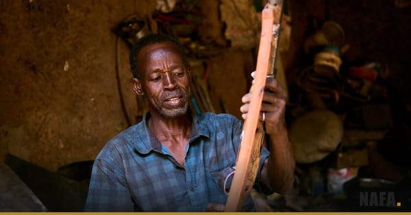 Artisan utilisant du matériel professionnel dans un atelier