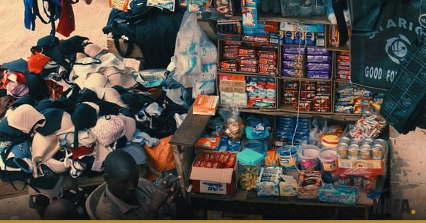 Étal de petit commerce avec marchandises en Côte d'Ivoire