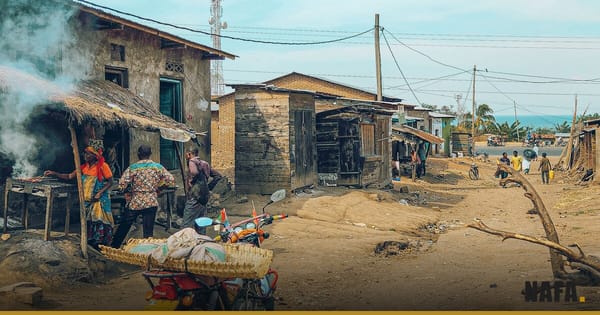 Scène de rue avec une moto en Côte d'Ivoire