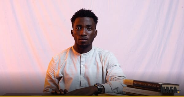 Étudiant ivoirien travaillant sur un ordinateur portable, illustration entrepreneuriat étudiant