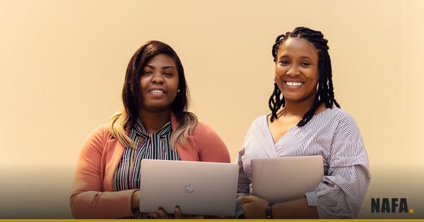 Professionnelles au travail dans un bureau moderne en Afrique de l'Ouest, illustration résultats bancaires