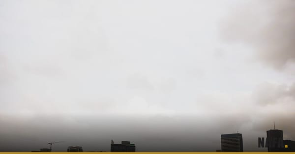Vue du quartier d'affaires d'Abidjan au-dessus du lagon