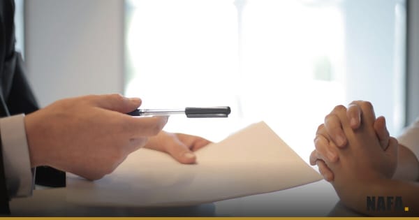 Signature d'un contrat de crédit dans une agence bancaire