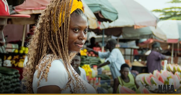 Étal de marché coloré avec fruits tropicaux en Afrique de l'Ouest