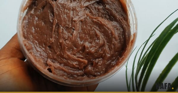 Beurre de karité naturel tenu à la main, à côté d'un panier tissé