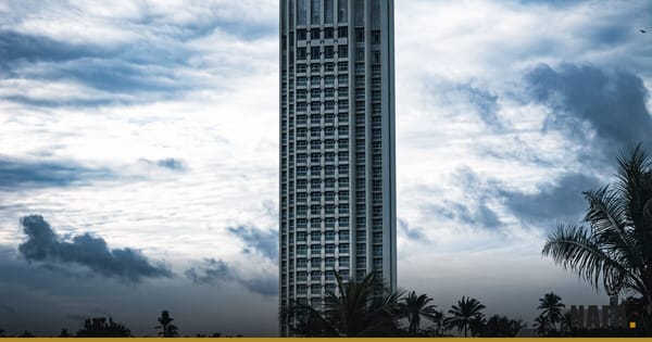 Gratte-ciel d'Abidjan sous un ciel nuageux, illustration du budget 2027 de la Côte d'Ivoire