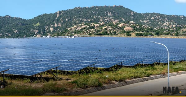Panneaux solaires photovoltaïques installés dans un champ sous un ciel bleu