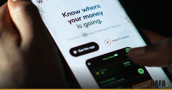 Main tenant un smartphone affichant une application financière