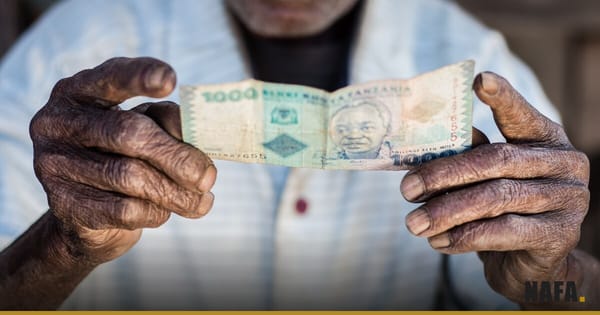 Mains d'une personne âgée tenant des billets de banque