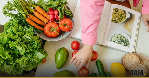 Mains triant des fruits et légumes frais dans une cuisine