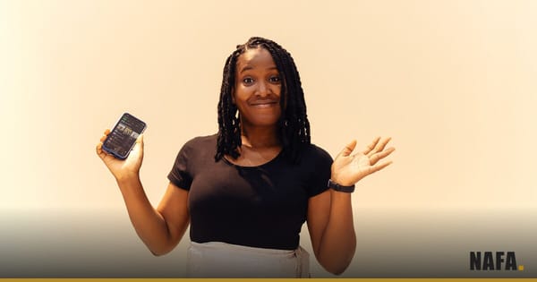 Commerçant utilisant WhatsApp sur son smartphone pour gérer ses commandes